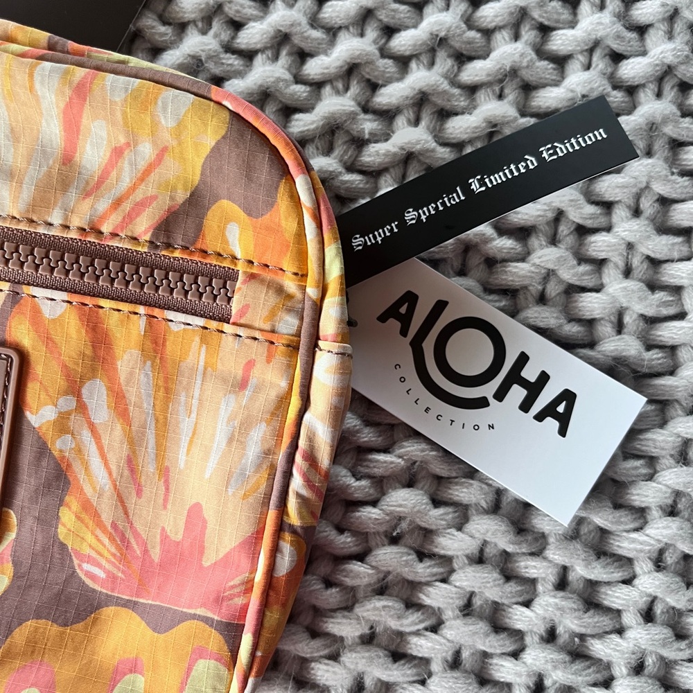 Aloha Collection• SUPER SPECIAL LMTD ED KEEP IT LIGHT HIP PACK Sunrise Shells - Picture 4 of 10
